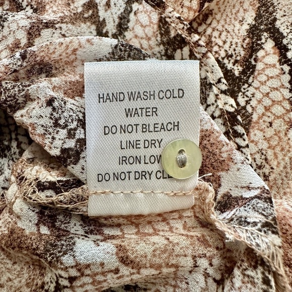 ALTAR’D STATE, NWT,WOMENS SNAKE PRINT, PEPLUM BLOUSE. FULL RAGLAN SLEEVE SIZE S - Picture 10 of 10